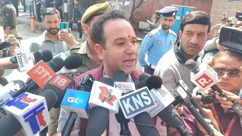 विपक्ष के नेता शर्मा का पाक गोलाबारी प्रभावित क्षेत्रों का दौरा जारी विपक्ष के नेता शर्मा का पाक गोलाबारी प्रभावित क्षेत्रों का दौरा जारी