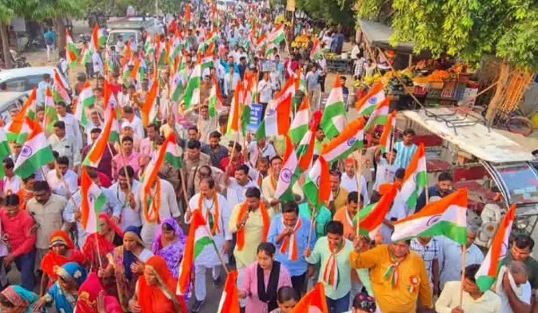 Bareilly: सेना के सम्मान में फरीदपुर में गूंजा वंदे मातरम्, निकली तिरंगा यात्रा Bareilly: सेना के सम्मान में फरीदपुर में गूंजा वंदे मातरम्, निकली तिरंगा यात्रा