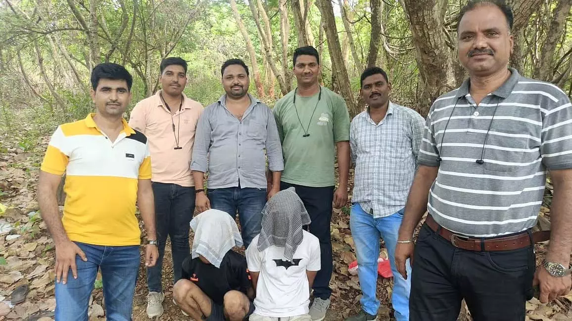 Thane : पुलिस ने जंगल में छापेमारी के बाद हत्या के प्रयास के मामले में दो कुख्यात अपराधियों को पकड़ा Thane : पुलिस ने जंगल में छापेमारी के बाद हत्या के प्रयास के मामले में दो कुख्यात अपराधियों को पकड़ा
