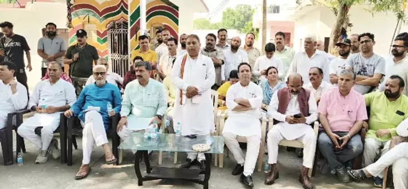 BJP नेताओं ने अखनूर, छंब के गोलाबारी प्रभावित इलाकों का दौरा किया BJP नेताओं ने अखनूर, छंब के गोलाबारी प्रभावित इलाकों का दौरा किया