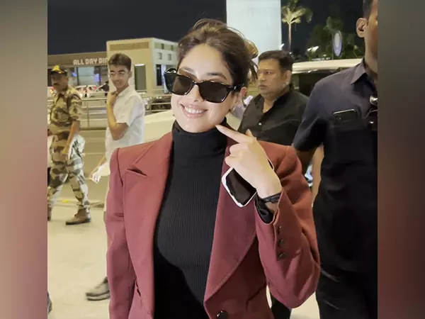 Janhvi Kapoor ने शानदार अंदाज में कान्स के लिए प्रस्थान किया Janhvi Kapoor ने शानदार अंदाज में कान्स के लिए प्रस्थान किया