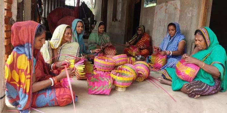 घटती मांग के बीच बांस कारीगरों को जीविका के लिए संघर्ष घटती मांग के बीच बांस कारीगरों को जीविका के लिए संघर्ष