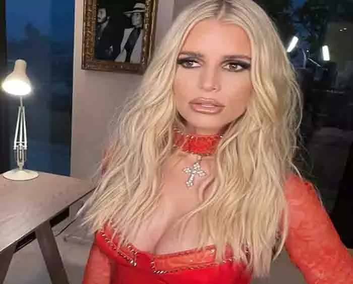 Jessica Simpson ने सुनहरे बालों का शानदार रूपांतरण किया Jessica Simpson ने सुनहरे बालों का शानदार रूपांतरण किया