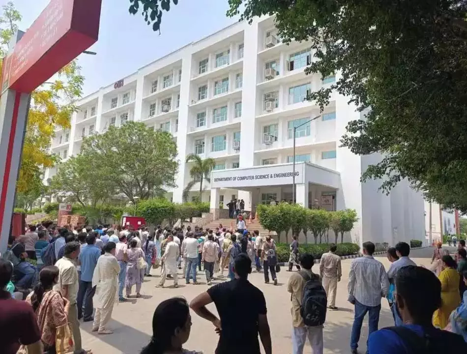 JEE एडवांस्ड परीक्षा में गड़बड़ी, एक घंटे देरी से शुरू हुई परीक्षा JEE एडवांस्ड परीक्षा में गड़बड़ी, एक घंटे देरी से शुरू हुई परीक्षा
