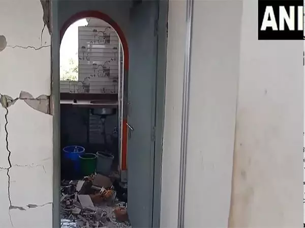 West Bengal: बहुमंजिला आवासीय इमारत में विस्फोट West Bengal: बहुमंजिला आवासीय इमारत में विस्फोट