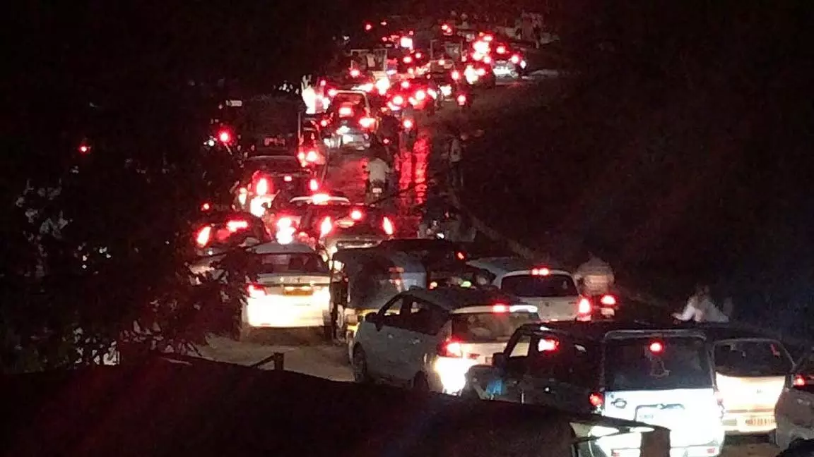 Pune : सिंहगढ़, खड़कवासला में वीकेंड पर भीड़ के कारण घंटों लंबा ट्रैफिक जाम Pune : सिंहगढ़, खड़कवासला में वीकेंड पर भीड़ के कारण घंटों लंबा ट्रैफिक जाम