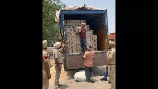 Mohali: पुलिस ने शराब तस्करी के मामले में दो आरोपियों को किया गिरफ्तार Mohali: पुलिस ने शराब तस्करी के मामले में दो आरोपियों को किया गिरफ्तार