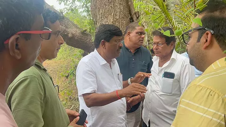 जुआरी नदी बांदरा परियोजना पर विरोध के बीच Goa विधायक ने फल्नेम का दौरा किया जुआरी नदी बांदरा परियोजना पर विरोध के बीच Goa विधायक ने फल्नेम का दौरा किया