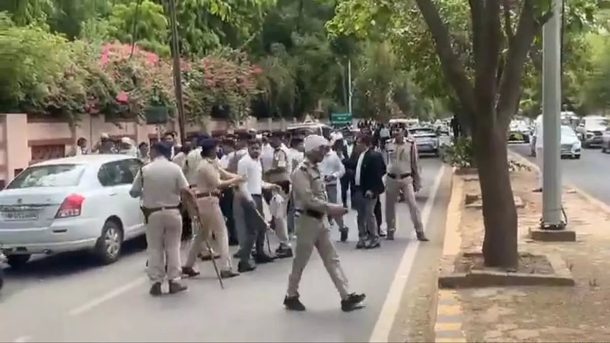 ग्वालियर बेंच में अंबेडकर प्रतिमा की स्थापना को लेकर वकीलों ने एकजुट होकर भीम आर्मी पर हमला किया ग्वालियर बेंच में अंबेडकर प्रतिमा की स्थापना को लेकर वकीलों ने एकजुट होकर भीम आर्मी पर हमला किया