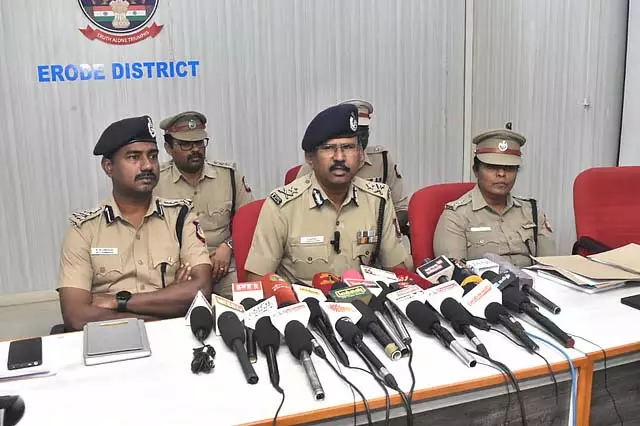 शिवगिरी दम्पति हत्या मामले में 4 लोग गिरफ्तार: पल्लदम हत्या से भी जुड़े 3 लोग शिवगिरी दम्पति हत्या मामले में 4 लोग गिरफ्तार: पल्लदम हत्या से भी जुड़े 3 लोग