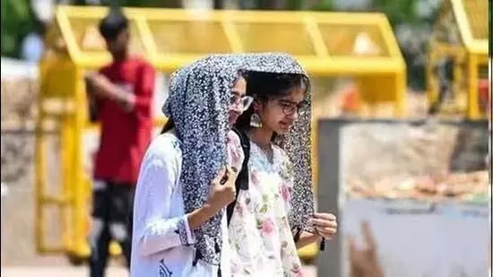 Kashmir में बढ़ी गर्मी, श्रीनगर में तापमान ने तोड़ा रिकॉर्ड Kashmir में बढ़ी गर्मी, श्रीनगर में तापमान ने तोड़ा रिकॉर्ड