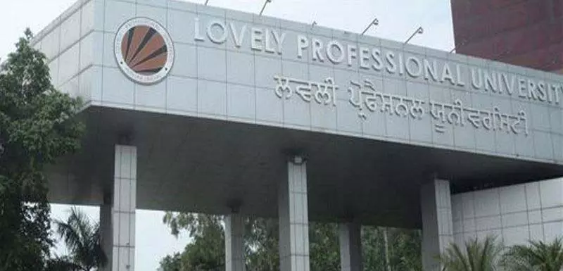 LPU में इमारत से गिरकर महिला की मौत LPU में इमारत से गिरकर महिला की मौत