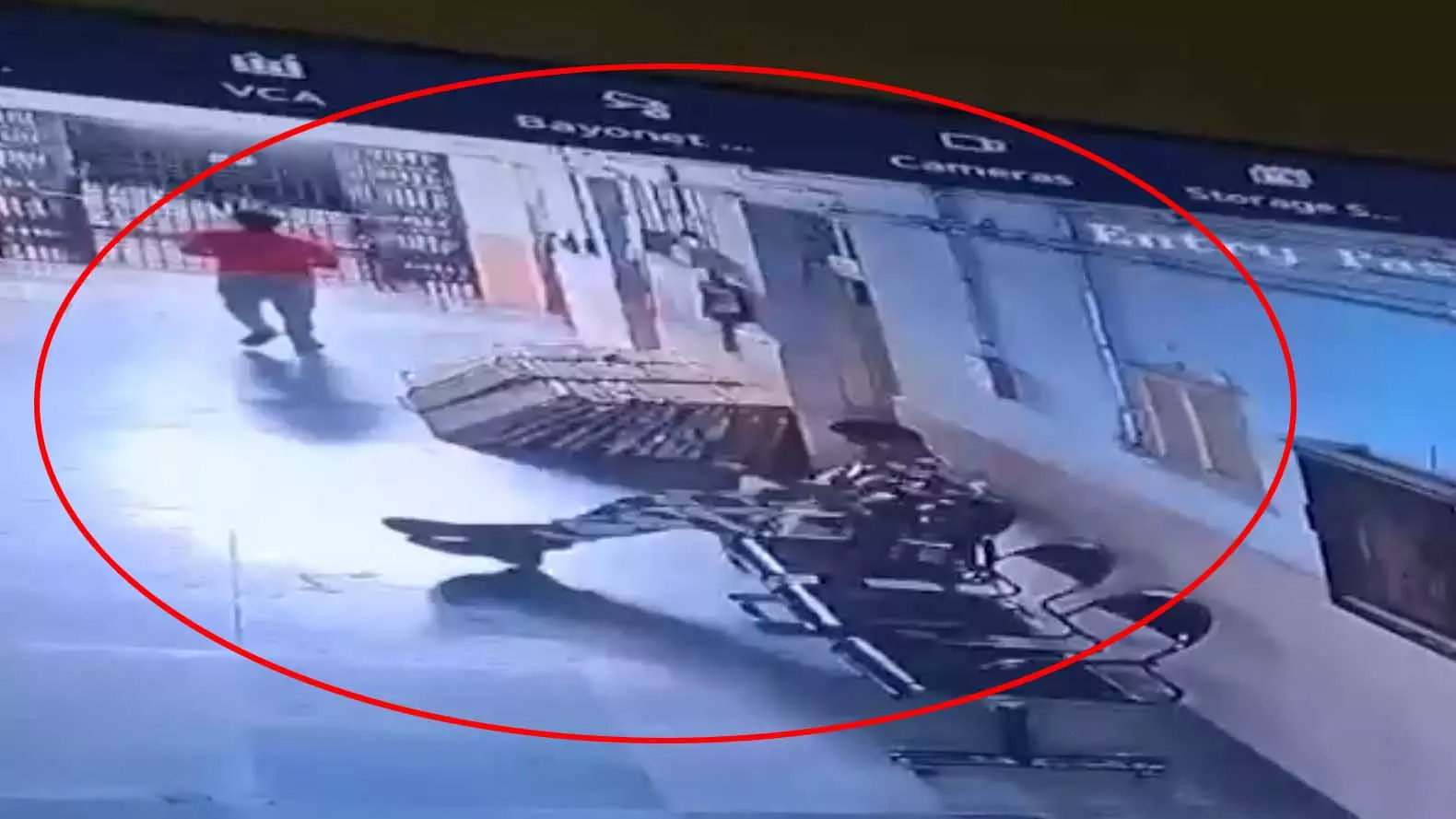 कैदी के फरार होने का LIVE वीडियो, सरकारी अस्पताल में हड़कंप कैदी के फरार होने का LIVE वीडियो, सरकारी अस्पताल में हड़कंप