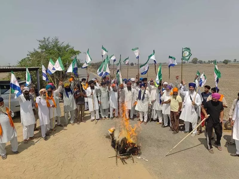अवैध खनन को लेकर किसानों ने पंजाब के CM और मंत्री का पुतला जलाया अवैध खनन को लेकर किसानों ने पंजाब के CM और मंत्री का पुतला जलाया