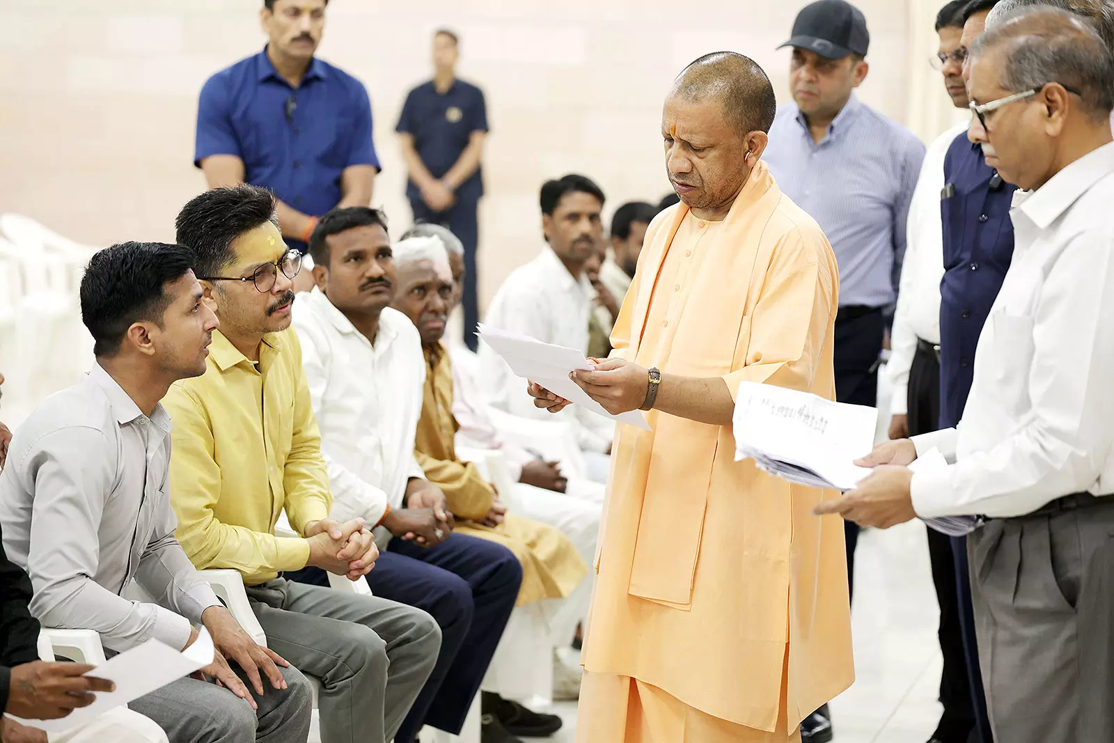 Lucknow: मुख्यमंत्री योगी का जनता दर्शन, प्रदेशवासियों की समस्याओं को सुनने का मौका मिला Lucknow: मुख्यमंत्री योगी का जनता दर्शन, प्रदेशवासियों की समस्याओं को सुनने का मौका मिला