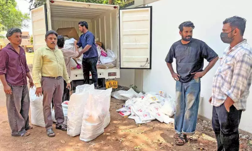 Kerala : न्यू स्ट्रीट पर वाहन से प्रतिबंधित प्लास्टिक कैरी बैग जब्त Kerala : न्यू स्ट्रीट पर वाहन से प्रतिबंधित प्लास्टिक कैरी बैग जब्त