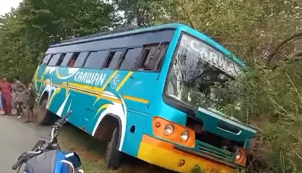 Chaibasa: बस अनियंत्रित होकर खेत में उतरी, सभी यात्री सुरक्षित Chaibasa: बस अनियंत्रित होकर खेत में उतरी, सभी यात्री सुरक्षित