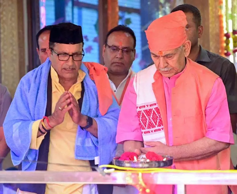 L-G सिन्हा ने जेठयार मंदिर में पूजा-अर्चना की L-G सिन्हा ने जेठयार मंदिर में पूजा-अर्चना की