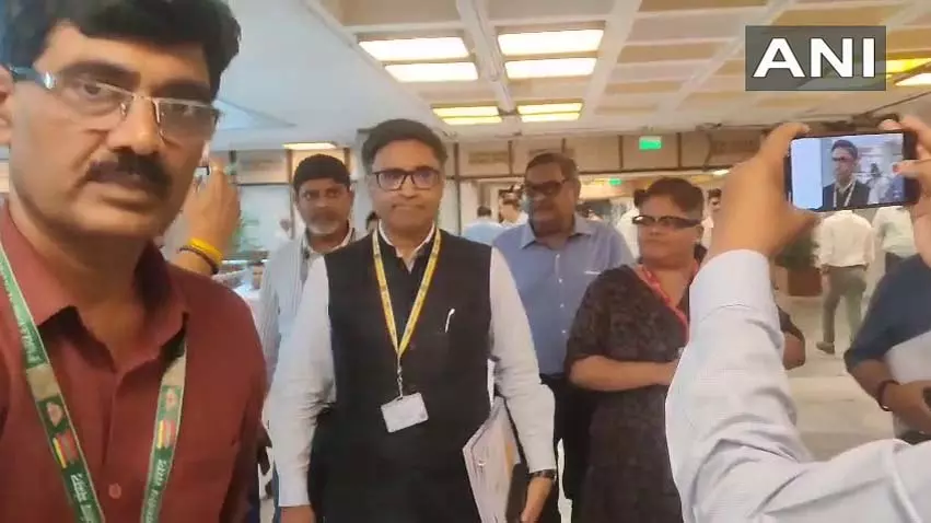 विदेश सचिव विक्रम मिस्री संसद भवन एनेक्सी पहुंचे, स्थायी समिति की बैठक में लेंगे भाग विदेश सचिव विक्रम मिस्री संसद भवन एनेक्सी पहुंचे, स्थायी समिति की बैठक में लेंगे भाग