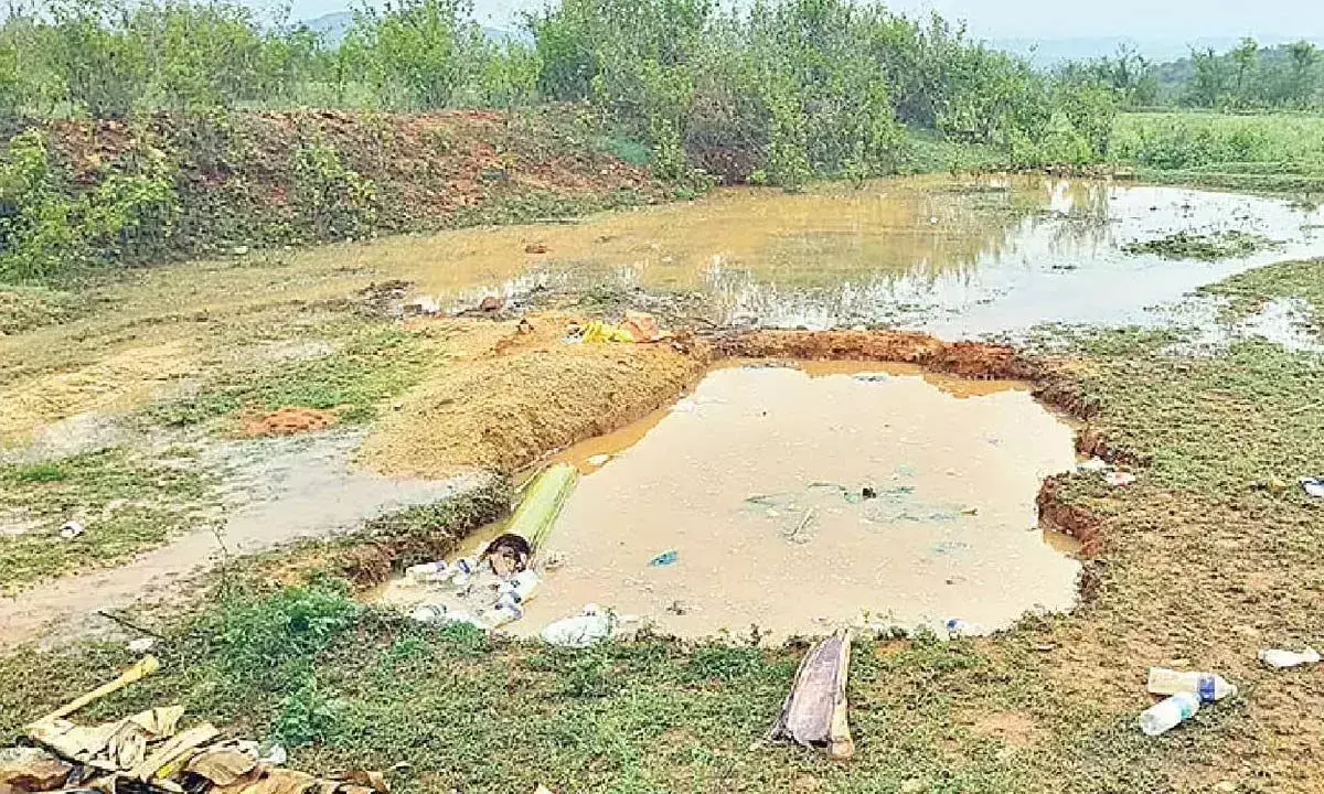 Andhra: कुप्पम के पास तालाब में गिरने से 3 बच्चों की मौत Andhra: कुप्पम के पास तालाब में गिरने से 3 बच्चों की मौत