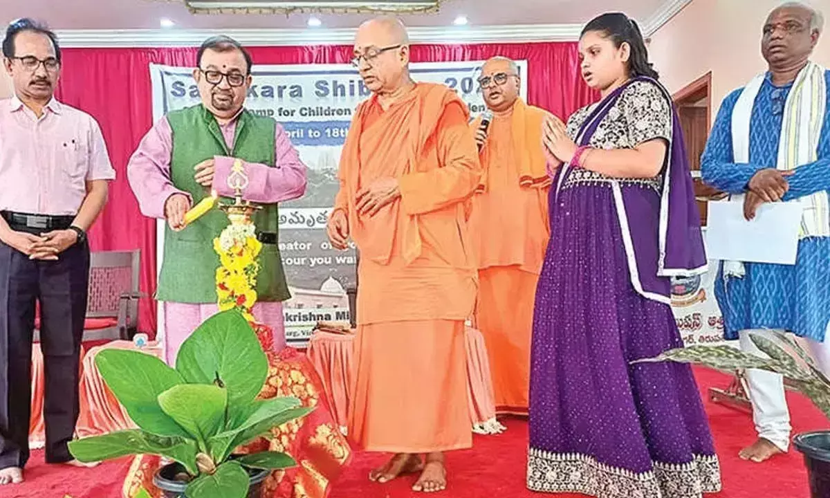 Andhra: रामकृष्ण मिशन शिविर में पारंपरिक मूल्यों को केंद्र में रखा गया Andhra: रामकृष्ण मिशन शिविर में पारंपरिक मूल्यों को केंद्र में रखा गया