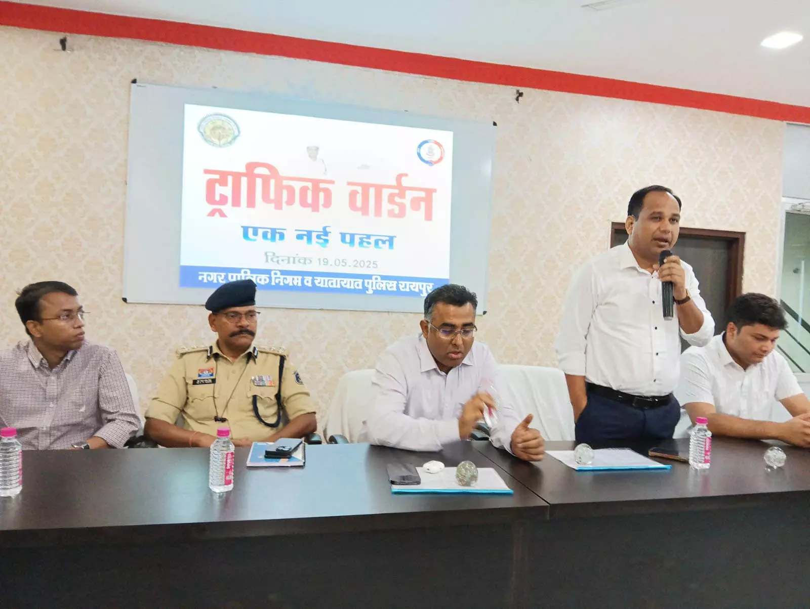 25 ट्राफिक वार्डन रायपुर शहर की सड़कों पर किए जाएंगे तैनात 25 ट्राफिक वार्डन रायपुर शहर की सड़कों पर किए जाएंगे तैनात