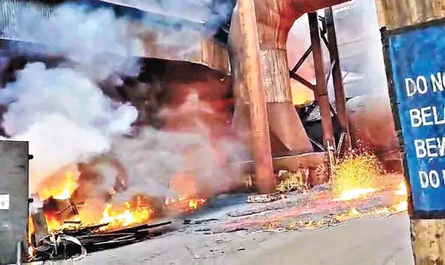 Andhra: विशाखा स्टील में दुर्घटना 300 टन तरल स्टील फैला Andhra: विशाखा स्टील में दुर्घटना 300 टन तरल स्टील फैला