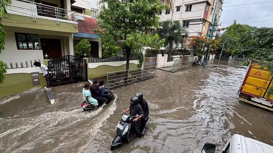 भारी बारिश के कारण Bengaluru में दीवार गिरने से महिला की मौत भारी बारिश के कारण Bengaluru में दीवार गिरने से महिला की मौत