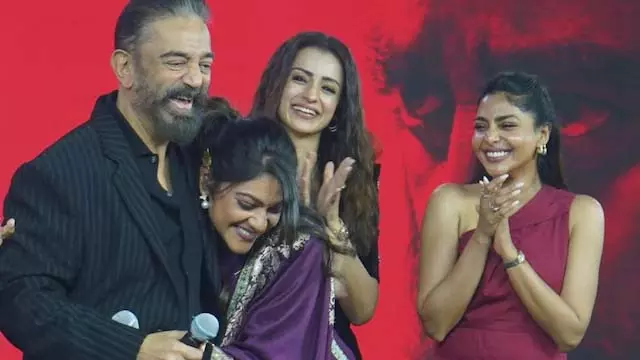वो अभिनेत्री जिसके कमल हासन के साथ किसिंग सीन ने छेड़ी बहस वो अभिनेत्री जिसके कमल हासन के साथ किसिंग सीन ने छेड़ी बहस