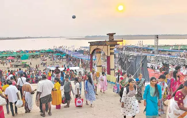 Telangana : सरस्वती पुष्करालु के चौथे दिन श्रद्धालुओं की भीड़ उमड़ी Telangana : सरस्वती पुष्करालु के चौथे दिन श्रद्धालुओं की भीड़ उमड़ी