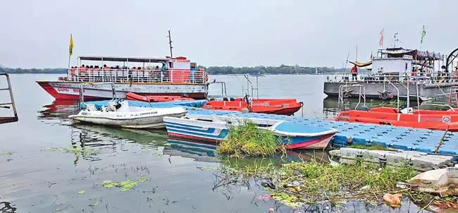 Andhra : पर्यटक नौकाओं ने रोका रास्ता Andhra : पर्यटक नौकाओं ने रोका रास्ता