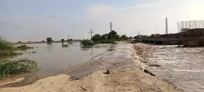 Andhra : आंध्र और कर्नाटक राज्यों के बीच यातायात रोका गया Andhra : आंध्र और कर्नाटक राज्यों के बीच यातायात रोका गया