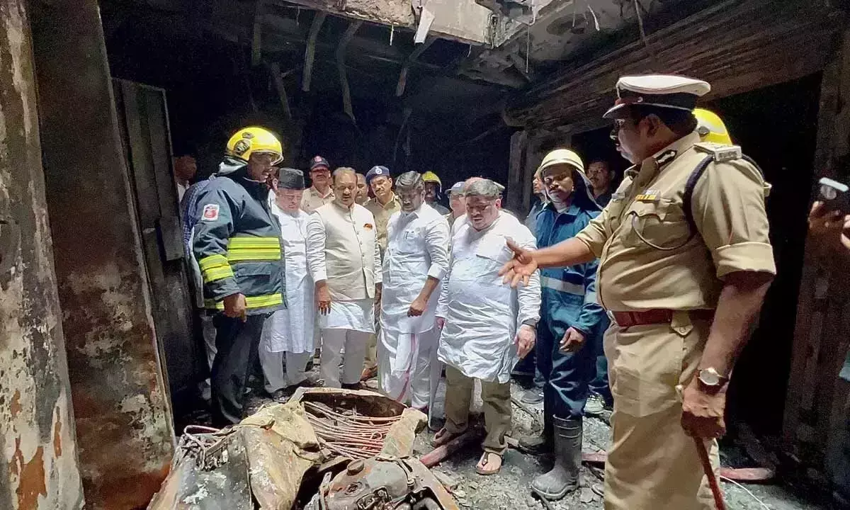 Telangana: शहर में आग लगने से एक ही परिवार के 17 लोगों सहित 8 बच्चों की मौत Telangana: शहर में आग लगने से एक ही परिवार के 17 लोगों सहित 8 बच्चों की मौत
