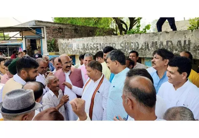 BJP नेताओं ने गोलाबारी प्रभावित छंब और अखनूर का दौरा किया BJP नेताओं ने गोलाबारी प्रभावित छंब और अखनूर का दौरा किया