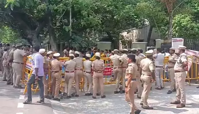 Chennai : पुलिस आयुक्त कार्यालय में महिला ने खुद को आग लगाने का प्रयास किया Chennai : पुलिस आयुक्त कार्यालय में महिला ने खुद को आग लगाने का प्रयास किया