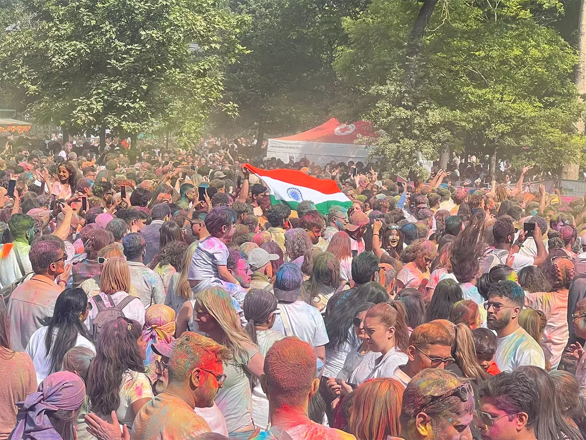 फ्रांस Holi की मस्ती में डूबा, करीब 20,000 लोग जश्न में हुए शामिल फ्रांस Holi की मस्ती में डूबा, करीब 20,000 लोग जश्न में हुए शामिल