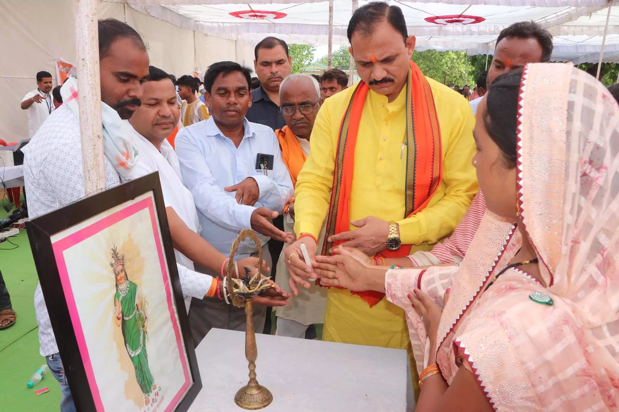 स्वास्थ्य मंत्री श्याम बिहारी जायसवाल ने समाधान शिविर में सुनीं जनता की समस्याएं स्वास्थ्य मंत्री श्याम बिहारी जायसवाल ने समाधान शिविर में सुनीं जनता की समस्याएं