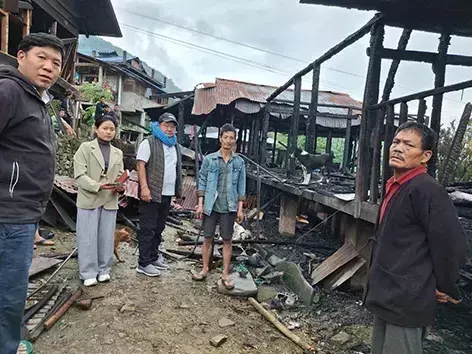 Arunachal: आग से घर नष्ट, तत्काल राहत प्रदान की गई Arunachal: आग से घर नष्ट, तत्काल राहत प्रदान की गई