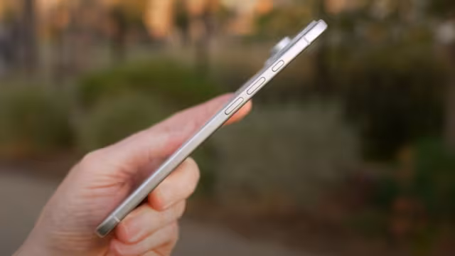 सबसे पतले iPhone 17 Air की बैटरी डिटेल लीक, Galaxy S25 Edge से भी होगी कम! सबसे पतले iPhone 17 Air की बैटरी डिटेल लीक, Galaxy S25 Edge से भी होगी कम!