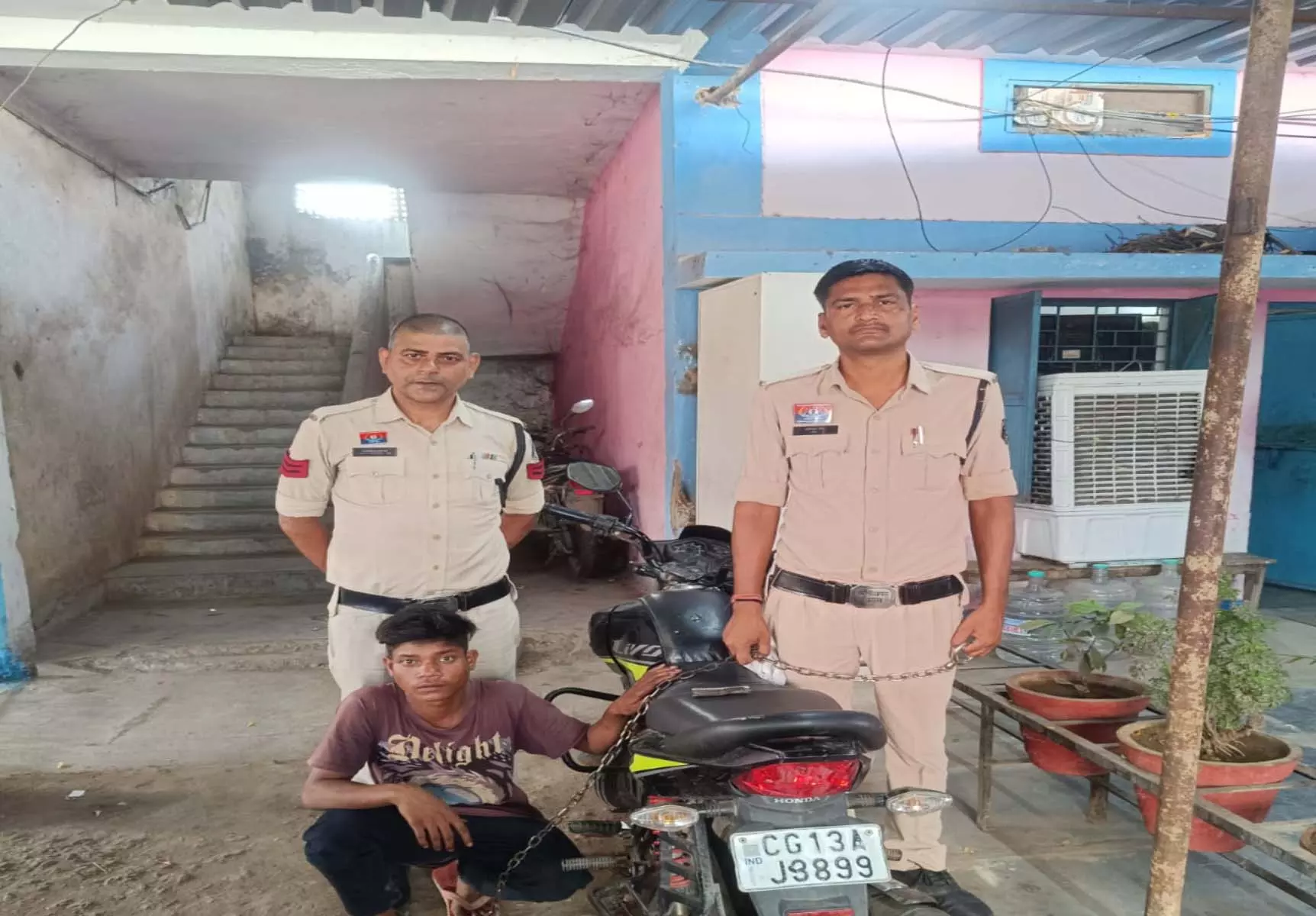 CG: चोरी की बाइक के साथ आदतन बाइक चोर गिरफ्तार CG: चोरी की बाइक के साथ आदतन बाइक चोर गिरफ्तार