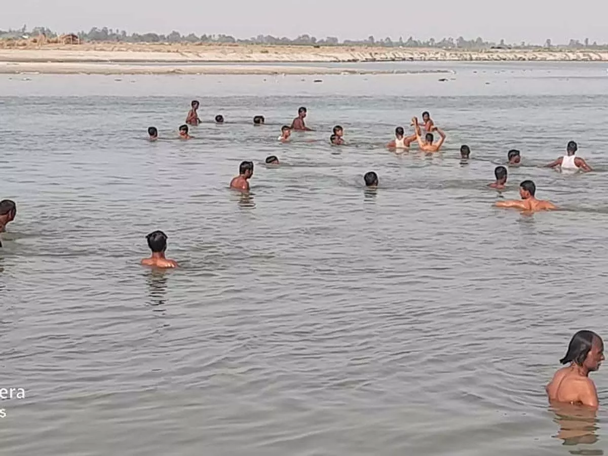 कासगंज में ऑक्सीजन: गंगा स्नान आए Rajasthan के छह लोग डूबे, दो लापता कासगंज में ऑक्सीजन: गंगा स्नान आए Rajasthan के छह लोग डूबे, दो लापता