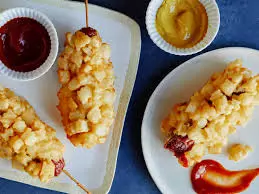Gamja Hotdog (कोरियाई कॉर्न डॉग) पकाने के 4 आसान चरण Gamja Hotdog (कोरियाई कॉर्न डॉग) पकाने के 4 आसान चरण