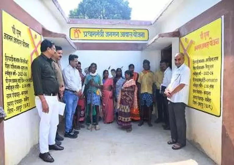 सोनमणि बोरा ने पीएम जनमन मॉडल आवास छतौरी का किया निरीक्षण सोनमणि बोरा ने पीएम जनमन मॉडल आवास छतौरी का किया निरीक्षण