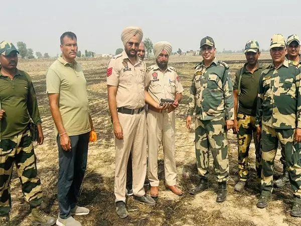 BSF ने पंजाब सीमा से पिस्तौल के पुर्जे, ड्रोन और हेरोइन के पैकेट किए बरामद BSF ने पंजाब सीमा से पिस्तौल के पुर्जे, ड्रोन और हेरोइन के पैकेट किए बरामद