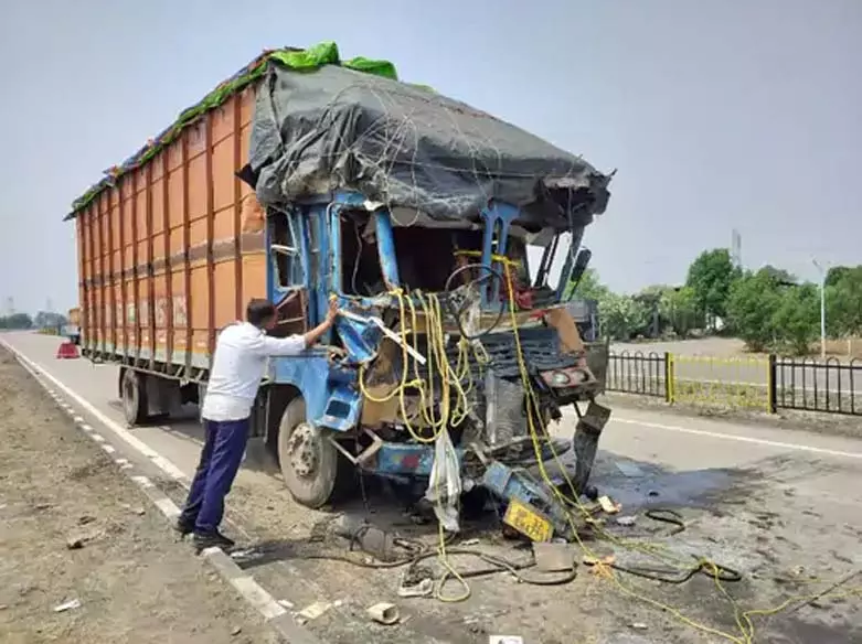 भीषण सड़क हादसे में ट्रेलर चालक की दर्दनाक मौत भीषण सड़क हादसे में ट्रेलर चालक की दर्दनाक मौत