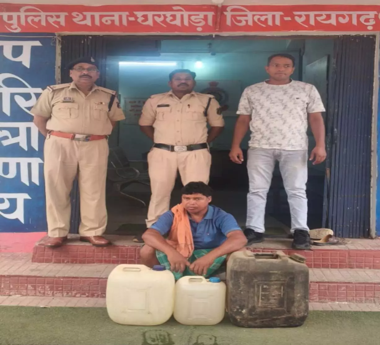 अवैध शराब पर घरघोड़ा पुलिस की बड़ी कार्रवाई, 75 लीटर महुआ शराब जब्त अवैध शराब पर घरघोड़ा पुलिस की बड़ी कार्रवाई, 75 लीटर महुआ शराब जब्त