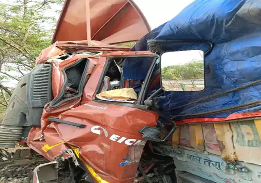 CG: खड़े ट्रक से टकराई कंटेनर, चालक की दर्दनाक मौत CG: खड़े ट्रक से टकराई कंटेनर, चालक की दर्दनाक मौत