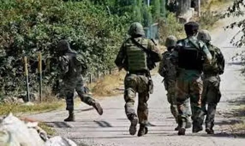 Jammu-Kashmir: सेना ने आतंकियों के साथियों को किया गिरफ्तार, हथियार और गोला-बारूद बरामद