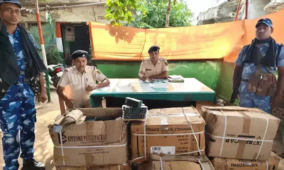 East Champaran: पुलिस ने रामगढ़वा से भारी मात्रा में नशीली दवाएं बरामद की East Champaran: पुलिस ने रामगढ़वा से भारी मात्रा में नशीली दवाएं बरामद की