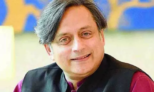 पाकिस्तानी पत्रकार ने कांग्रेस नेता शशि थरूर की तारीफ की, बताया विदेश नीति का बाज पाकिस्तानी पत्रकार ने कांग्रेस नेता शशि थरूर की तारीफ की, बताया विदेश नीति का बाज